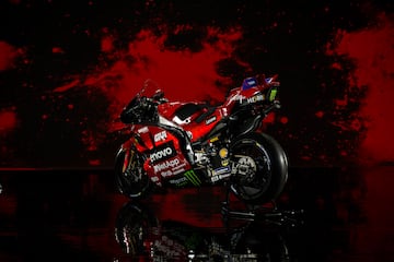 As¨ª es la Desmosedici GP25 de Marc M¨¢rquez y Pecco Bagnaia, la nueva moto de la escuder¨ªa Ducati Lenovo para la temporada 2025 de Moto GP.