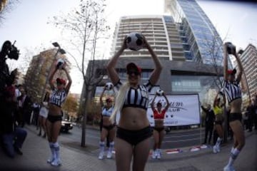 Las modelos del Platinium, famoso night club de Santiago, bailaron al ritmo del himno de la Copa América en las calles de la capital.