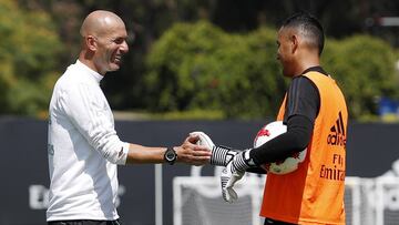 Zidane y Keylor Navas, en el entrenamiento del Real Madrid en Los &Aacute;ngeles.