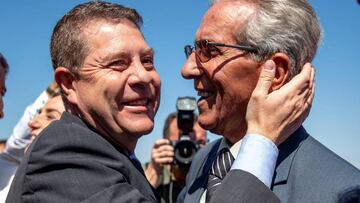 GRAF145. TOLEDO, 06/05/2018.- El exciclista Federico Martín Bahamontes, primer español en ganar el Tour de Francia, junto al presidente de Castilla-La Mancha, Emiliano García Page, durante el homenaje que ha recibido hoy en la ciudad de Toledo, con la colocación de una escultura en el Miradero. EFE/Ismael Herrero