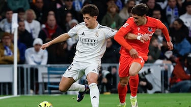 El centrocampista turco del Real Madrid Arda Guler (i) lucha con Jon Gorrotxategi , de la Real Sociedad, durante el partido de la jornada 24 de LaLiga entre el Real Madrid y la Real Sociedad, en el estadio Santiago Bernabéu. EFE/Sergio Pérez