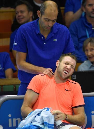 Jack Sock recibe un masaje durante la final de Estocolmo.