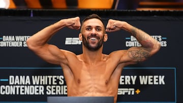 Hecher Sosa en el pesaje de su combate del DWCS.