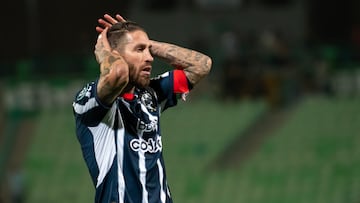 AME8918. TORREON (MÉXICO), 12/03/2025.- Sergio Ramos de Monterrey lamenta la derrota este miércoles, tras un partido de vuelta de los octavos de final de la CONCACAF Champions Cup 2025 entre Monterrey y Vancouver Whitecaps, en el estadio Corona de Torreon (México). EFE/ Miguel Sierra