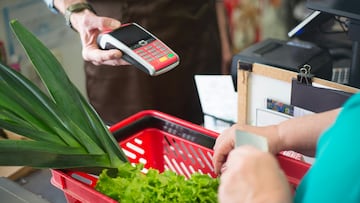 Esta trabajadora tiene la caja de supermercado más lenta de todo su país y por eso encanta a sus clientes