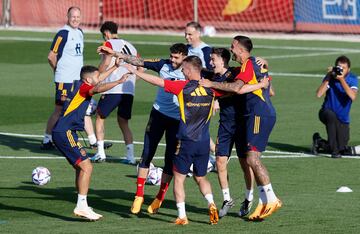 Gavi, Joselu y Jordi Alba con el grupo.