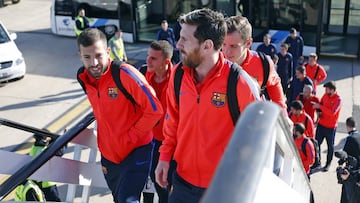 Messi, subiendo al avión que llevó al Barça a Doha.