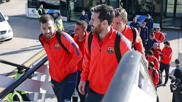 Messi, subiendo al avi&oacute;n que llev&oacute; al Bar&ccedil;a a Doha. 