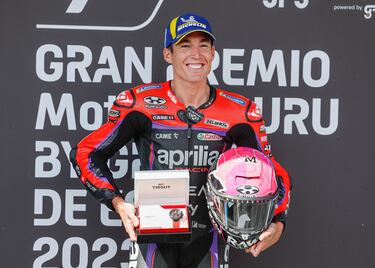 Celebración del piloto español de Aprilia Racing Factory Team, Aleix Espargaró, tras conseguir la pole en el Gran Premio de España de MotoGP.