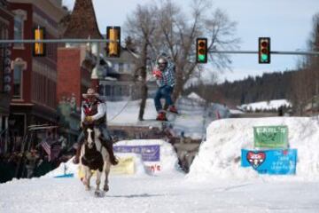 Este fin de semana se ha desarrollado en la calles de Leadville, Colorado; la 68 edición de la carrera anual de Skijoring 