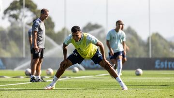 El central colombiano Jeison Murillo realiza un ejercicio de estiramiento durante un entrenamiento del Celta. 