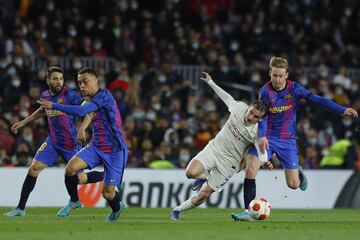 Sergi?o Dest, kerem Akturkoglu y Frenkie De Jong.