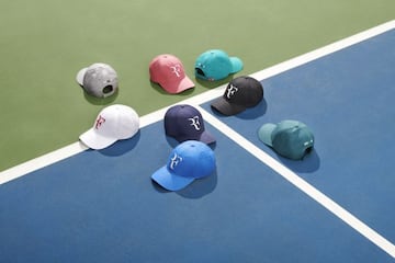 Nuevas gorras de UNIQLO con el logo de Roger Federer.