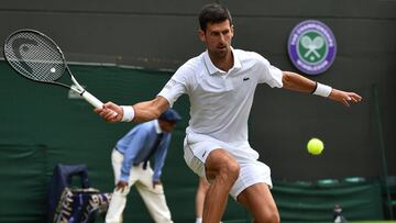 Djokovic ejecuta un drive cortado en Wimbledon.