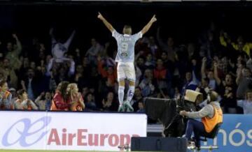 El delantero del Celta Iago Aspas celebra el gol que acaba de marcar, el tercero frente al FC Barcelona, durante el partido de la quinta jornada de liga en Primera División que se juega esta noche en el estadio de Balaídos. 