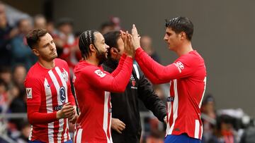 Memphis y Morata se saludan en un cambio esta temporada en el Atlético.