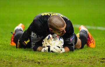 El ex arquero del Barcelona, se lesionó en su última temporada con el equipo catalán en el 2014, luego de atajar un tiro libre ante el Celta de Vigo por la Liga de España. 