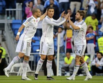 El delantero del Real Madrid, Cristiano Ronaldo  celebra un gol con sus compañeros de equipo, Pepe (i) e Illarra, durante el encuentro correspondiente a la última jornada de Liga frente al Getafe, disputado en el estadio Santiago Bernabéu en Madrid. 