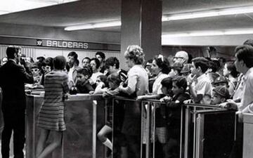 Distintos usuarios en los años 80 para ingresar a la estación Balderas. 