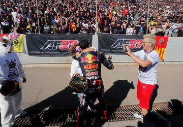 El español Augusto Fernández se ha convertido en el campeón del mundo de Moto2 en el Circuito Ricardo Tormo en el Gran premio de la Comunidad Valenciana.
