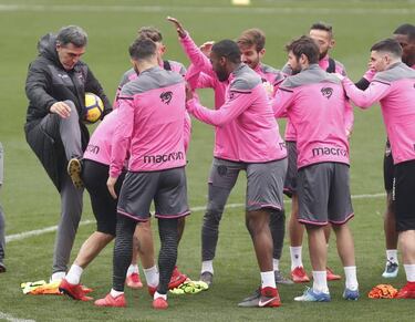 Pazzini straight into Levante squad but no Al-Muwallad