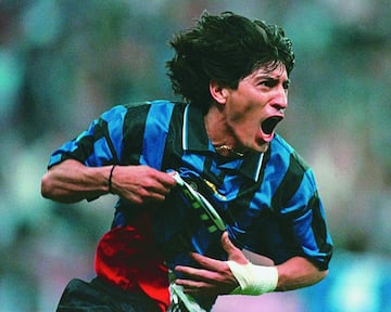 En verano de 1996, Iv芍n Zamorano termin車 su contrato con el Real Madrid y firm車 libre por el Inter de Mil芍n. En Mil芍n pas車 5 temporadas donde su rendimiento fue de m芍s a menos. 60 goles generados, entre goles marcados y asistencias, en sus 150 partidos como interista.