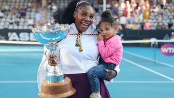 Serena, con su hija, después de ganar el Torneo de Auckland, el 12 de enero de 2020.