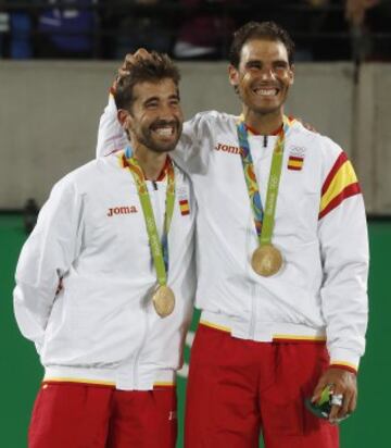 Rafael Nadal y Marc López también son de oro. Ganaron la quinta medalla para España al ganar a los rumanos Tecau y Mergea por 2-6, 6-3 y 4-6 en un último juego en el que tiraron de casta.