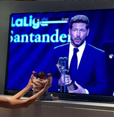 Así celebró Francesca Simeone el premio LaLiga de su padre