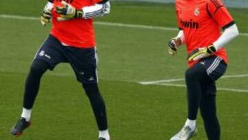 Ad&aacute;n, con Casillas en un entrenamiento.
