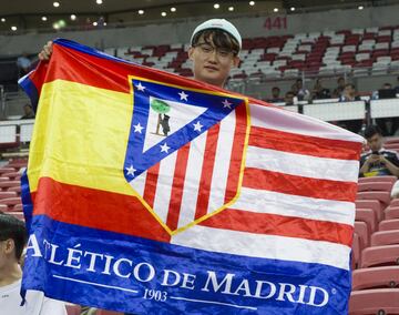 Seguidor rojiblanco en la grada del Nacional de Singapur. 