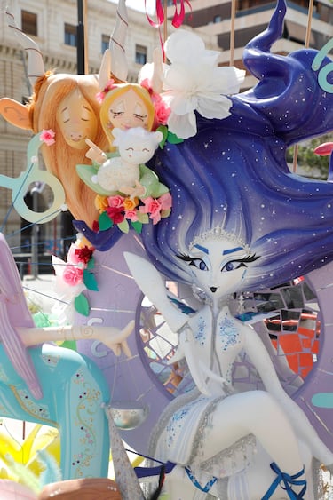 Las fallas visten las calles de Alicante. 