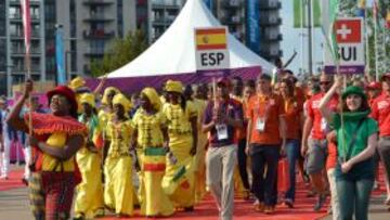 Bandera al cielo entre el toro y los polos de Bosco