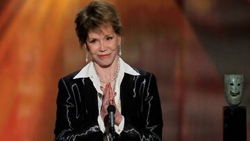 File Photo: Actress Mary Tyler Moore accepts the Lifetime Achievement Award at the 18th annual Screen Actors Guild Awards in Los Angeles, California January 29, 2012.  REUTERS/Lucy Nicholson/File Photo