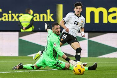 El joven futbolista del Valencia no solo domina el tempo del partido. Ante el Cádiz interpretó una contra a la perfección y definió como Haaland.  
