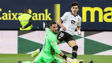 CÁDIZ, 14/01/2024.- El delantero del Valencia CF, Diego López (d), bate al portero argentino del Cádiz, Jeremías "Conan" Ledesma (i), para marcar el 1-2 durante el partido de Liga que enfrenta al Cádiz CF y el Valencia C.F. este domingo en el Estadio Nuevo Mirandilla. EFE/Román Ríos
