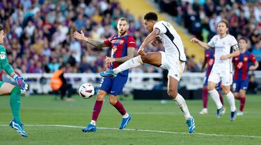 Centro de Carvajal que intentó controlar Modric y acabó tocando en un zaguero del Barcelona, convirtiéndolo en una asistencia para Bellingham, que libre de marca firmó su doblete en El Clásico. 