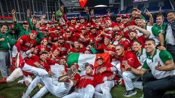 Miami (United States), 17/03/2023.- Mexico players celebrate after winning the 2023 World Baseball Classic quarter finals match between Mexico and Puerto Rico at loanDepot park baseball stadium in Miami, Florida, USA, 17 March 2023. (Estados Unidos) EFE/EPA/CRISTOBAL HERRERA-ULASHKEVICH
