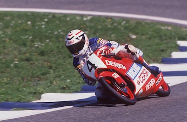 Concluimos nuestro repaso por la lista de campeones del mundo españoles con el albaceteño, que fue el último piloto que ganó el título de 80cc en 1989. Curiosamente, lo hizo sin lograr ni un triunfo, algo que sí había conseguido como subcampeón un par de veces (1986 y 1987).