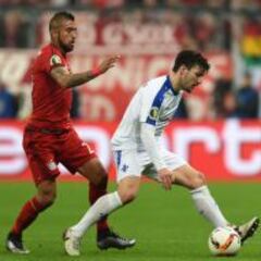 El Bayern de Vidal avanzó con un golazo de Xabi Alonso
