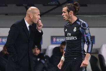 Zinedine Zidane gives instructions to Gareth Bale in Warsaw.