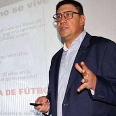 Mono Burgos: "Cada vez que pienso en fútbol pienso en entrenadores y en Luis Aragonés"