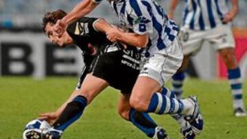 <b>PUGNA. </b>Rivas pelea por llevarse el balón en el choque de ayer.