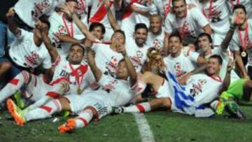Los jugadores de River Plate festejan al ganar la Recopa Sudamericana ante San Lorenzo.