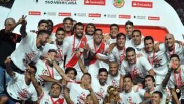 Los jugadores de River Plate festejan al ganar la Recopa Sudamericana ante San Lorenzo.