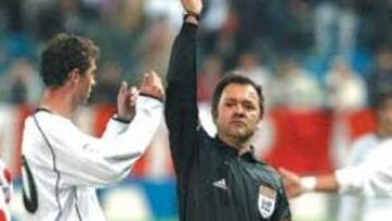 <b>POSITIVE BODY LANGUAGE.</b> Los árbitros deberán explicar con gestos a los jugadores las decisiones que tomen.