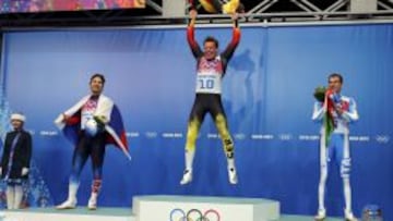 Felix Loch celebra la victoria ante la mirada risueña de Albert Demchenko y Armin Zoeggeler.