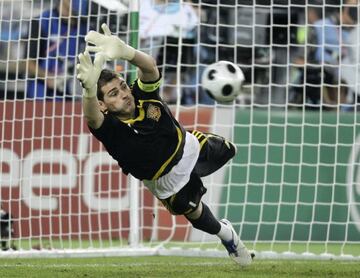 Casillas para un penalti contra Italia en la Eurocopa de 2008.