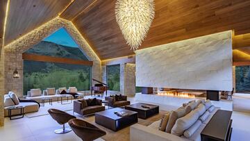 La casa consta de 7 dormitorios, 9 ba?os y una estancia principal espectacular, mucho m¨¢s grande que la mediana de pisos de cualquier persona en la nieve. Estas son las vistas y comodidades que ofrece este espectacular sal¨®n.