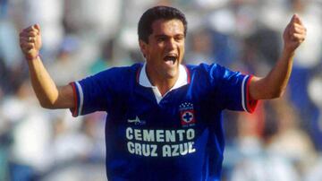 Jugó para Cruz Azul de 1991 a 1998. Marcando 196 goles y coronándose con los cementeros